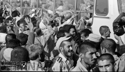 26 مرداد 1369 - بازگشت نخستین گروه آزادگان به میهن اسلامی. تصاویر