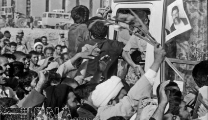 26 مرداد 1369 - بازگشت نخستین گروه آزادگان به میهن اسلامی. تصاویر