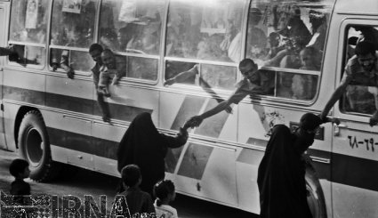 26 مرداد 1369 - بازگشت نخستین گروه آزادگان به میهن اسلامی. تصاویر