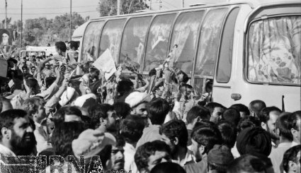 26 مرداد 1369 - بازگشت نخستین گروه آزادگان به میهن اسلامی. تصاویر