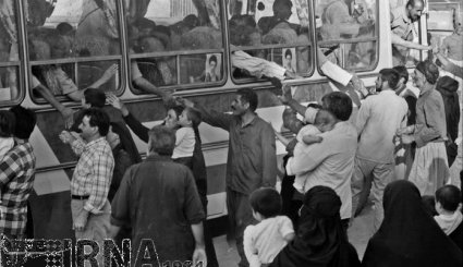26 مرداد 1369 - بازگشت نخستین گروه آزادگان به میهن اسلامی. تصاویر