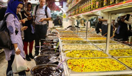  آموزش آشپزی دو دختر ایرانی به گردشگران