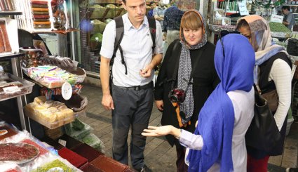  آموزش آشپزی دو دختر ایرانی به گردشگران