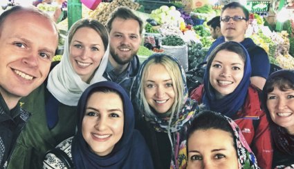  آموزش آشپزی دو دختر ایرانی به گردشگران