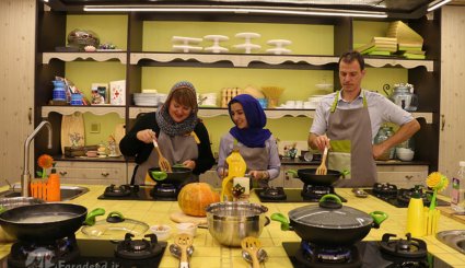  آموزش آشپزی دو دختر ایرانی به گردشگران