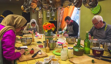  آموزش آشپزی دو دختر ایرانی به گردشگران