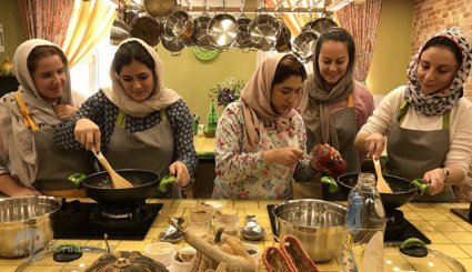  آموزش آشپزی دو دختر ایرانی به گردشگران