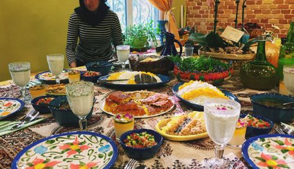  آموزش آشپزی دو دختر ایرانی به گردشگران