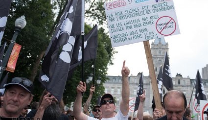 درگیری بین تظاهر کنندگان طرفدار مهاجران با پلیس کانادا - تصاویر