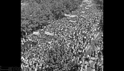 16 شهریور 1357 - راهپیمایی گسترده مردم تهران علیه رژیم پهلوی + تصاویر
