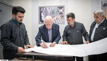 بازدید استاد فرشچیان از کارگاه ساخت ضریح حضرت عبدالعظیم ع
