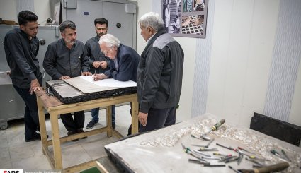 بازدید استاد فرشچیان از کارگاه ساخت ضریح حضرت عبدالعظیم ع

