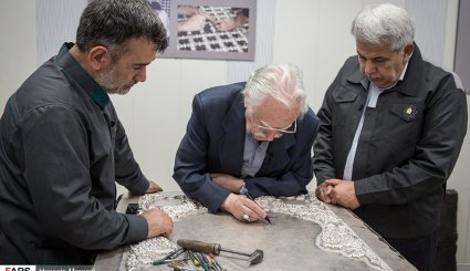 بازدید استاد فرشچیان از کارگاه ساخت ضریح حضرت عبدالعظیم ع
