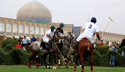 بازی نمادین چوگان در میدان نقش جهان
