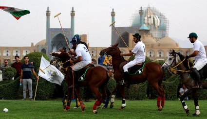 بازی نمادین چوگان در میدان نقش جهان
