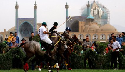 بازی نمادین چوگان در میدان نقش جهان
