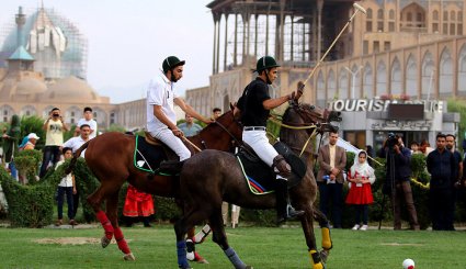 بازی نمادین چوگان در میدان نقش جهان
