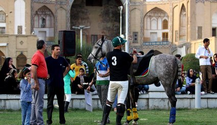 بازی نمادین چوگان در میدان نقش جهان
