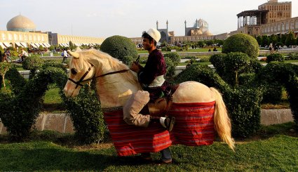 بازی نمادین چوگان در میدان نقش جهان
