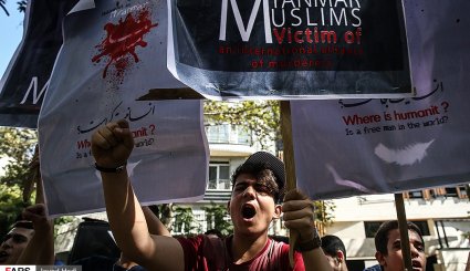 تجمع دانش آموزان مقابل سازمان ملل در اعتراض به نسل کشی کودکان میانمار