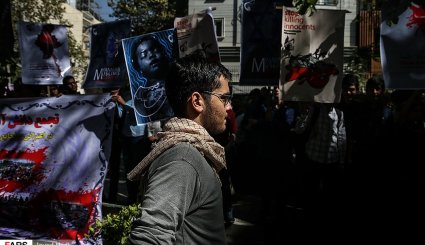 تجمع دانش آموزان مقابل سازمان ملل در اعتراض به نسل کشی کودکان میانمار