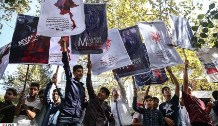 تجمع دانش آموزان مقابل سازمان ملل در اعتراض به نسل کشی کودکان میانمار