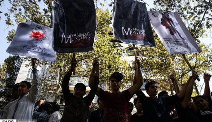 تجمع دانش آموزان مقابل سازمان ملل در اعتراض به نسل کشی کودکان میانمار