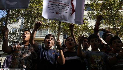 تجمع دانش آموزان مقابل سازمان ملل در اعتراض به نسل کشی کودکان میانمار