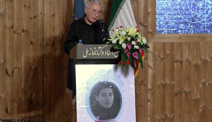 رونمایی از سردیس و تمبر مریم میرزاخانی