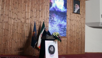 رونمایی از سردیس و تمبر مریم میرزاخانی