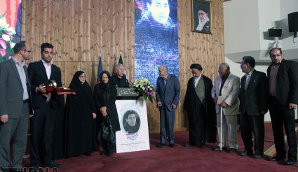 رونمایی از سردیس و تمبر مریم میرزاخانی