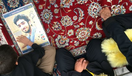 وداع با پیکر شهید حججی در حرم مطهر رضوی