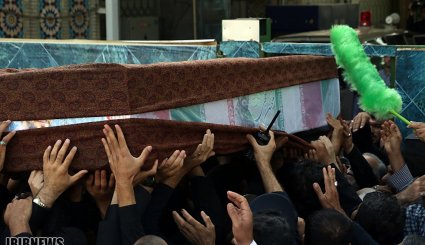 وداع با پیکر شهید حججی در حرم مطهر رضوی