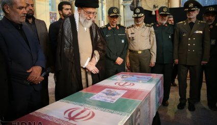 حضور رهبر معظم انقلاب در کنار پیکر شهید محسن حججی