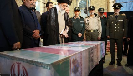 حضور رهبر معظم انقلاب در کنار پیکر شهید محسن حججی