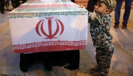 حضور رهبر معظم انقلاب در کنار پیکر شهید محسن حججی