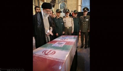 حضور رهبر معظم انقلاب در کنار پیکر شهید محسن حججی