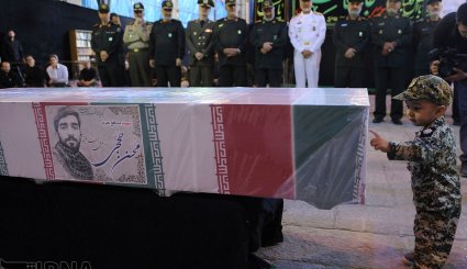 حضور رهبر معظم انقلاب در کنار پیکر شهید محسن حججی
