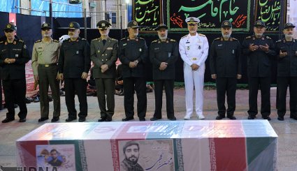 حضور رهبر معظم انقلاب در کنار پیکر شهید محسن حججی