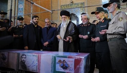 حضور رهبر معظم انقلاب در کنار پیکر شهید محسن حججی