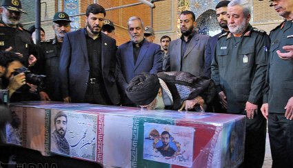 حضور رهبر معظم انقلاب در کنار پیکر شهید محسن حججی