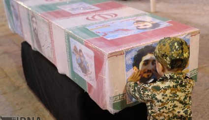حضور رهبر معظم انقلاب در کنار پیکر شهید محسن حججی