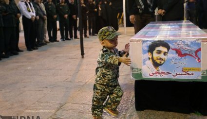 حضور رهبر معظم انقلاب در کنار پیکر شهید محسن حججی