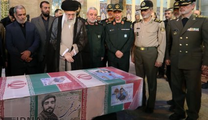 حضور رهبر معظم انقلاب در کنار پیکر شهید محسن حججی