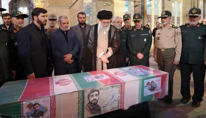 حضور رهبر معظم انقلاب در کنار پیکر شهید محسن حججی