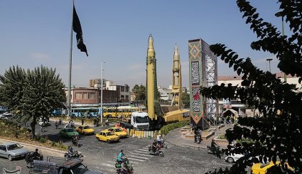 نمایشگاه دفاع مقدس در میدان بهارستان