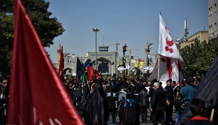 مراسم تاسوعای حسینی در حرم امام رضا (ع) + تصاویر