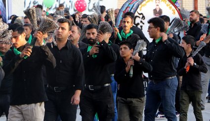 مراسم عزاداری سنتی چارچو گردانی در حسینیه سادات استهبان
