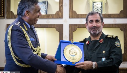 تصاویر دیدار فرمانده نیروی هوایی عمان با معاون بین‌الملل ستاد کل نیروهای مسلح