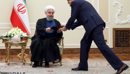 تقدیم استوارنامه سفرای جدید به روحانی + تصاویر